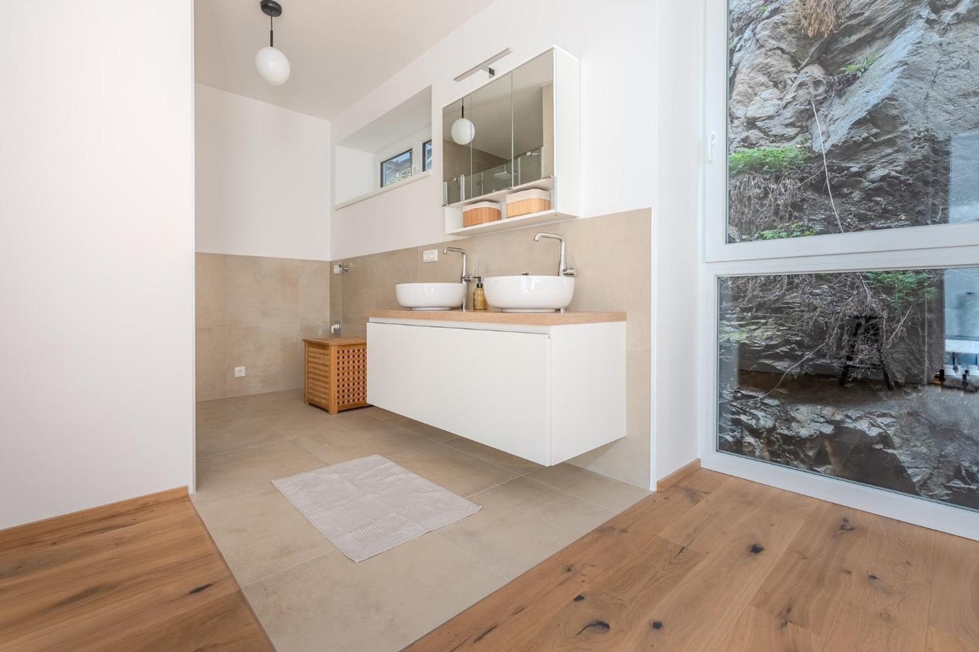 Deluxe - Newly Built Apartment *